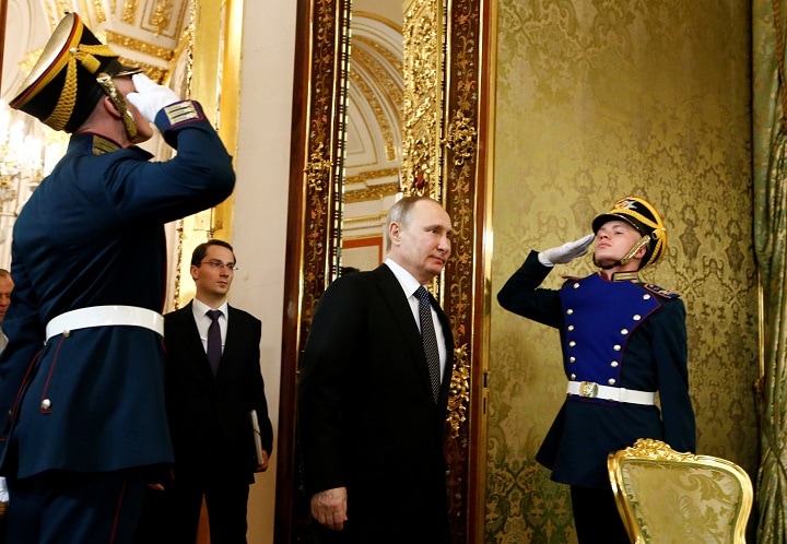 クレムリンで日本の安倍晋三首相との会談に向かうプーチン露大統領（2017年4月）　Sergei Karpukhin- REUTERS