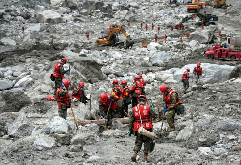 中国・ネパール国境土石流現場で創作活動をする救助隊員。9月2日、中国チベット自治区シガツェで撮影。cnsphoto提供写真。REUTERS