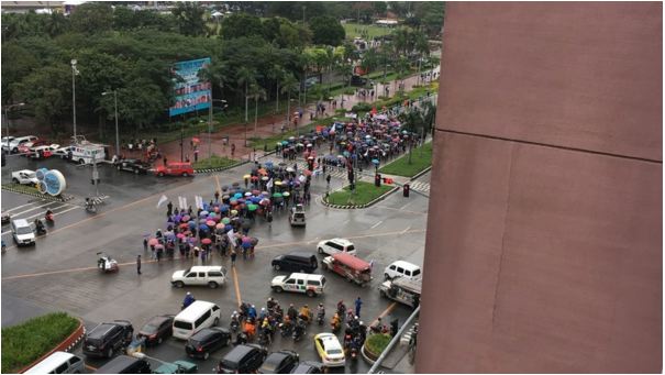 小雨のデモ隊があちこちから少しずつ増えてくる（スマホ撮影）