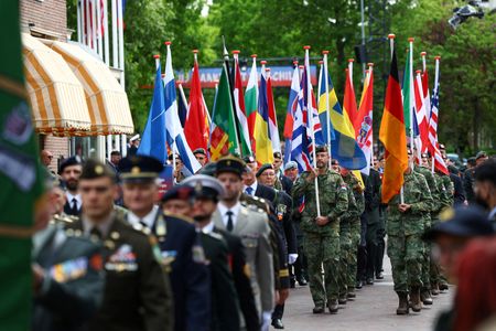 　欧州諸国は、増大するロシアの脅威やトランプ米大統領が欧州安全保障への米国の支持を転換させつつあることを受け、軍事費の拡充を急いでいる。写真は、オランダの退役軍人らによる戦没者追悼パレード。５月５日、オランダのワーヘニンゲンで撮影（２０２５年　ロイター/Piroschka van de Wouw）