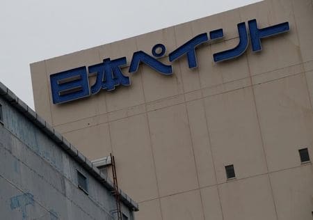 　６月１７日、日本ペイントホールディングスは、国内グループ８社とその国内子会社などの一定の年齢層を対象に希望退職者を募集すると発表した。写真は２０１７年１１月、都内で撮影（２０２２年　ロイター／Kim Kyung-Hoon）