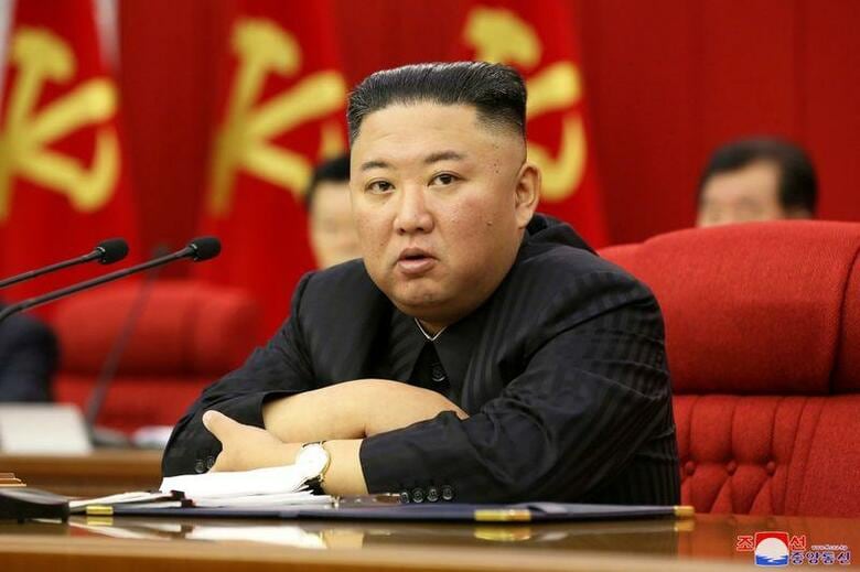 北朝鮮国営の朝鮮中央テレビ（KRT）は25日、金正恩・朝鮮労働党総書記が痩せたように見えることについて国民全員が心を痛めている、とする平壌のある市民のインタビューを伝えた。写真は18日、KCNA提供（2021年　ロイター/KCNA via REUTERS）