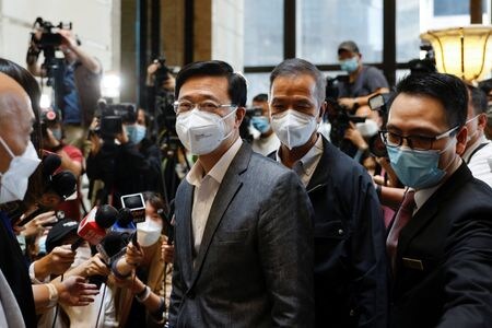 ４月８日、香港政府のナンバー２だった李家超（ジョン・リー）前政務官（６４）が、５月８日に行われる行政長官選挙への立候補を表明した。９日に記者会見を開き、正式発表する。写真は同日、事務所に到着するジョン・リー氏（２０２２年　ロイター／Tyrone Siu）