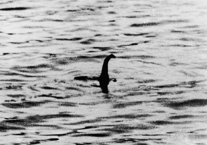 スコットランドのネス湖で撮影され、後に捏造が発覚した「ネッシー」の写真　KEYSTONE / STRINGER/HULTON ARCHIVE