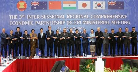 ６月２３日、日本、中国、韓国、東南アジア諸国連合（ＡＳＥＡＮ）などが参加する東アジア地域包括的経済連携（ＲＣＥＰ）の閣僚会合はＲＣＥＰの年内署名を目指す方針を改めて表明した。２０１７年５月、ハノイで開かれたRCEP閣僚会合で撮影（２０２０年　ロイター/Kham）
