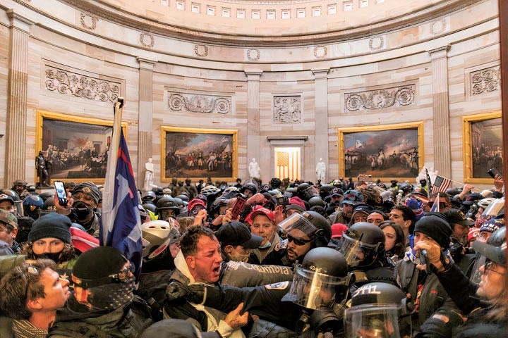 連邦議会議事堂はトランプ支持者と警官隊との衝突で大混乱に陥った　MOSTAFA BASSIM-ANADOLU AGENCY/GETTY IMAGES