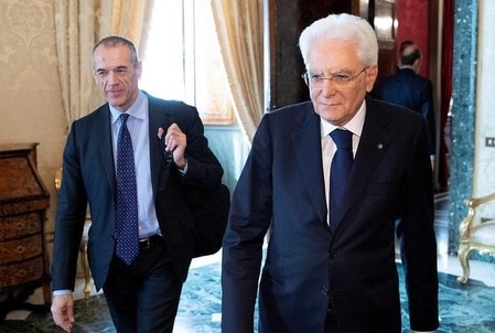 ５月２９日、イタリア暫定首相に指名されたカルロ・コッタレッリ氏が暫定内閣の組閣でさえも主要政党の支持を取り付けられない中、早ければ７月２９日にも再選挙が実施される可能性が浮上した。写真は同日、マッタレッラ大統領との会談に入るコッタレッリ氏（２０１８年　ロイター）