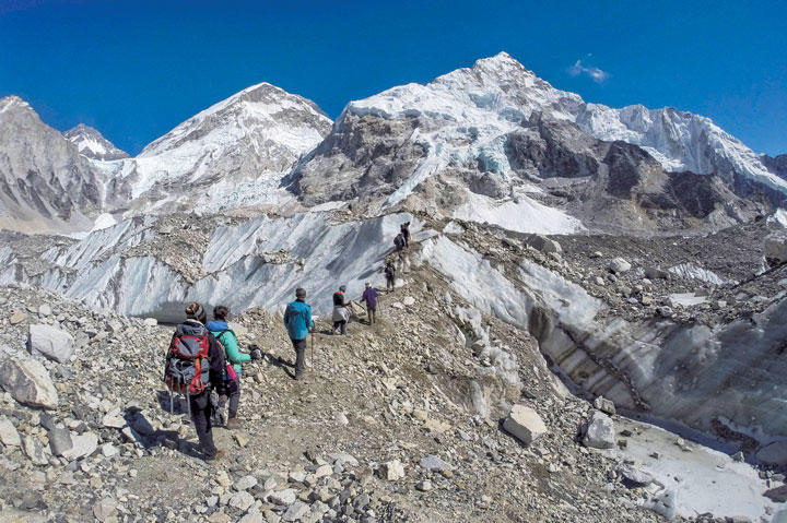 エベレストを行く登山者の足元では氷河が急激な速さで解けている　AP/AFLO