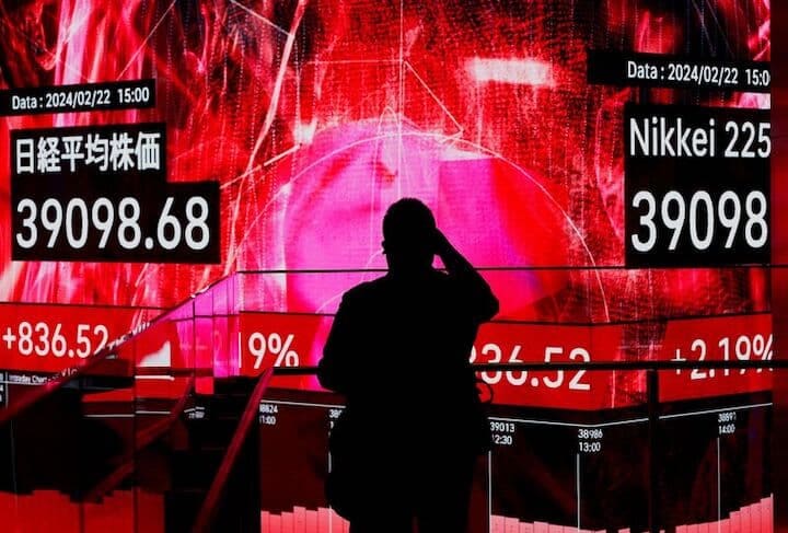 ２月２７日、日経平均株価が３日連続で史上最高値を更新し、大台の４万円トライが視野に入ってきた。東京都内で２２日撮影（２０２４年　ロイター/Issei Kato）