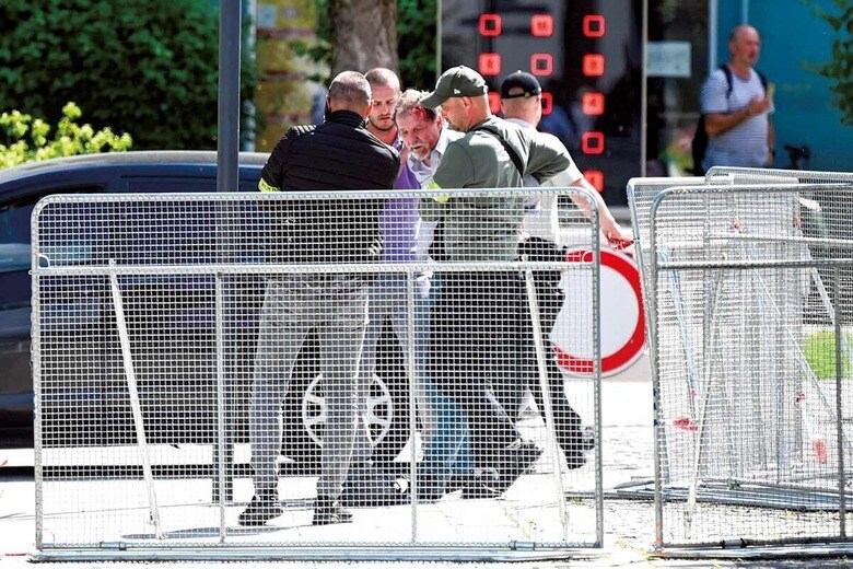 事件現場で取り押さえられたチントゥラ（中央）　RADOVAN STOKLASAｰREUTERS