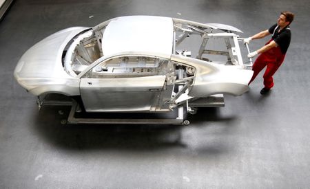 ＩＨＳマークイットが発表した１月のユーロ圏総合購買担当者景気指数（ＰＭＩ）速報値は、市場の改善予想に反して前月から横ばいとなった。写真はアウディの工場。２０１３年７月、ドイツのネッカーズルムで撮影（２０２０年　ロイター/Michaela Rehle）