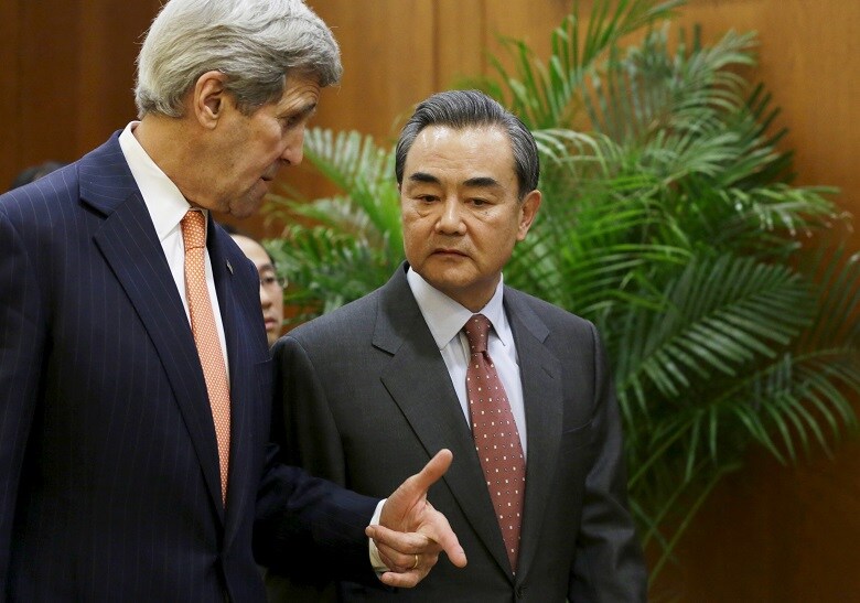 ミサイル発射実験の狙いはアメリカとの直接対話か、それとも中国に対する反発ゆえの行動なのか（1月27日、北京で北朝鮮問題について協議したジョン・ケリー米国務長官と中国の王毅外相）　Jason Lee-REUTERS