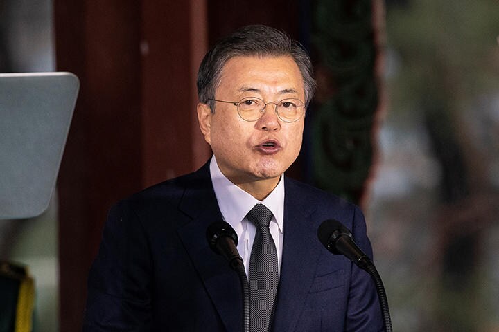 若い世代は、文の掲げた公約が現政権下で実現できるとは思っていない（3月1日、ソウル）　Pool via REUTERS