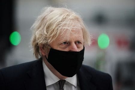 英国のジョンソン首相は２２日、欧州で広がりを見せている新型コロナウイルスの感染第３波が英国に飛び火する恐れがあるとして、注意を促した（２０２１年　ロイター／Christopher Furlong）