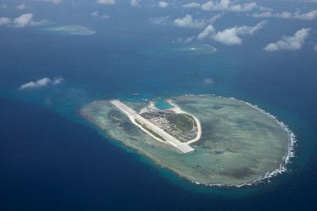 　５月１４日、フィリピンの沿岸警備隊は、南シナ海の南沙（英語名スプラトリー）諸島の主権を明示するため、排他的経済水域（ＥＥＺ）に同国の国旗を付けた浮標を設置したと発表した。写真はパグアサ島。３月９日撮影（２０２３年　ロイター/Eloisa Lopez）