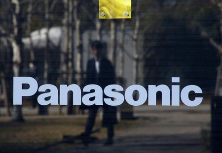　２月５日、パナソニックの梅田博和・最高財務責任者（ＣＦＯ）は決算会見で、米電気自動車（ＥＶ）メーカー、テスラの「モデル３」の生産遅延で、二次電池事業の売上高が９００億円程度、営業利益が２４０億円程度下押しされる見通しとなったことを明らかにした。２日撮影（２０１８年　ロイター/Kim Kyung-Hoon）