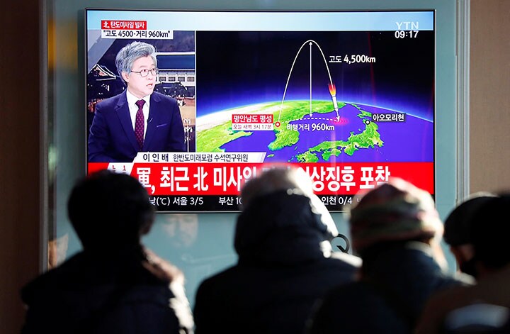11月29日、北朝鮮はICBMと見られるミサイルを発射した。テレビニュースでその模様を見るソウルの人々　Kim Hong-Ji-REUTERS