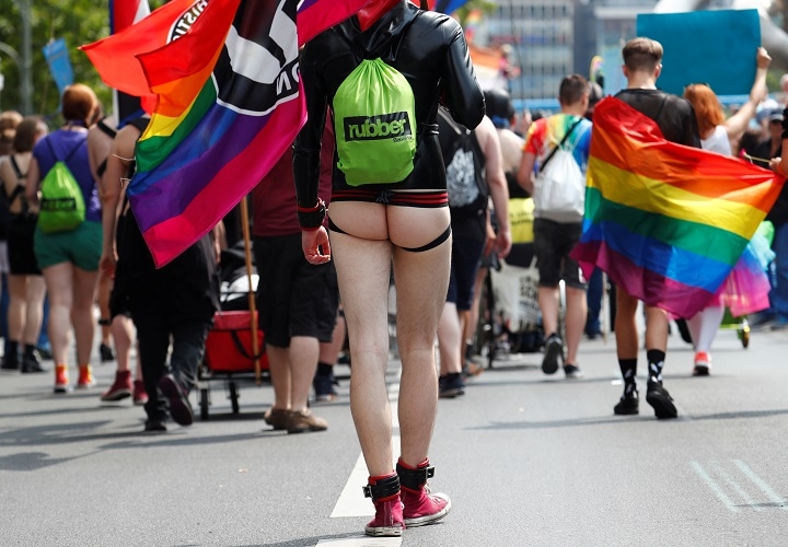 世界のゲイが立ち上がる（7月22日に独ベルリンで行われた毎年恒例のゲイ・プライド・パレード）　Fabrizio Bensch-REUTERS