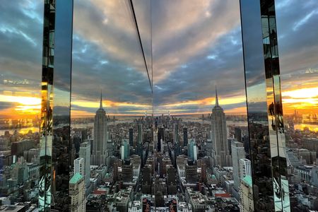　５月２４日、世界の金融の中心地である米ニューヨーク市マンハッタンで、金融機関の社員のオフィス復帰がなかなか進まない。写真はニューヨークで２０２１年１０月撮影（２０２２年　ロイター/Eduardo Muno）