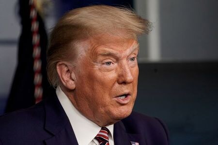 トランプ米大統領は２８日、自身の所得税納付に関する報道を巡り、「数百万ドルの税金を払った」と述べた上で、他の納税者と同様、減価償却や税控除を活用する資格があったと擁護した。２７日撮影（２０２０年　ロイター）