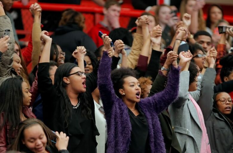 ２月２９日、米大統領選の共和党指名候補争いでトップを走る不動産王のドナルド・トランプ氏がバージニア州ラドフォードで開いた集会で、黒人市民団体などが抗議活動を繰り返した（２０１６年　ロイター/CHRIS KEANE）