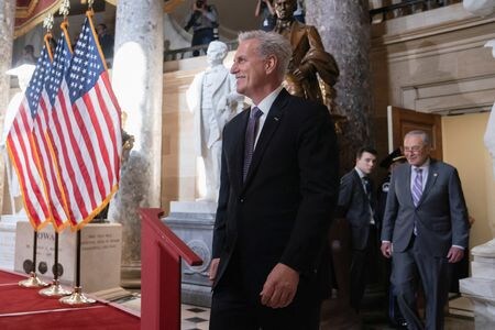 米政権と議会共和党は２０日、連邦債務上限問題を巡り非難の応酬となった。この日に協議は行われず、ホワイトハウス当局者によると、バイデン大統領はマッカーシー下院議長（共和党、写真）との電話協議を米東部時間２１日午前に設定するよう政権チームに指示した。５月１７日、ワシントンで撮影（２０２３年　ロイター/Nathan Howard）