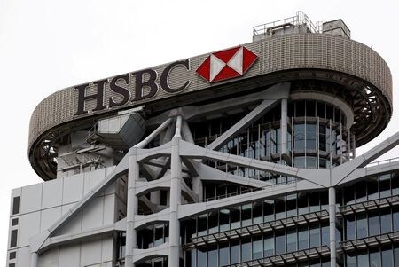 　１１月１５日、英金融大手ＨＳＢＣホールディングスはアジア太平洋地域の商業銀行事業を統括する役員人事を発表した。成長戦略の焦点に据える同地域の経営陣を強化する。写真は同社のロゴマーク。香港の本社で２０２０年８月撮影（２０２１年　ロイター/Tyrone Siu）