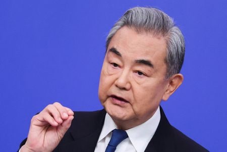 　中国の王毅外相は８日、今月行われる見通しの米中首脳会談を前に、世界に打撃を与えるような誤った判断を防ぐには米中対話が極めて重要になるという認識を示した。写真は北京で開会中の全人代に合わせて記者会見する王氏（２０２６年　ロイター/Maxim Shemetov）