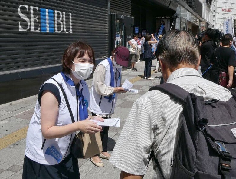 セブン＆アイ・ホールディングス傘下の百貨店、そごう・西武の労働組合は８月３１日、旗艦店の西武池袋本店でストライキに突入した。写真は西武池袋本店前でチラシを配るそごう・西武労働組合の組合員。同日午前、東京都豊島区で撮影（２０２３年　時事通信）