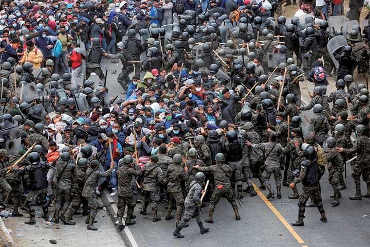 治安部隊と衝突するキャラバン（バドオンド）　LUIS ECHEVERRIA-REUTERS