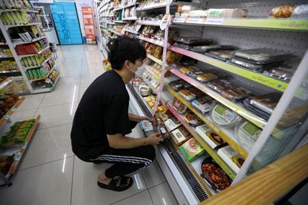 １１月２日、韓国統計局が発表した１０月の消費者物価指数（ＣＰＩ）は、前年比３．８％上昇した。ソウルのコンビニエンスストアで２０２２年６月撮影（２０２３年　ロイター/ Heo Ran）