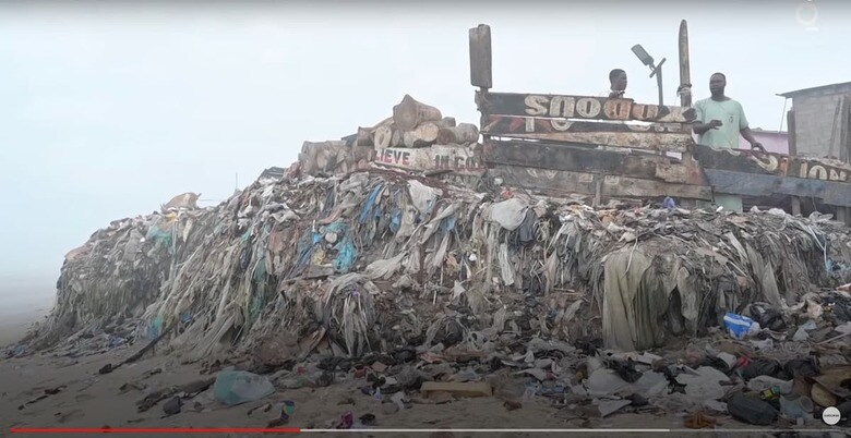 アクラのビーチに築かれた古着の廃棄物　Bloomberg Quicktake / YouTube