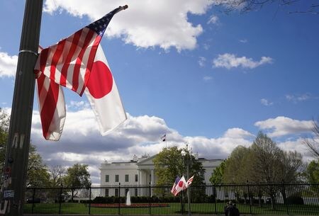 　９月４日、 日米両政府は米国時間４日、日本による５５００億ドル（約８１兆円）の対米投資の仕組みを盛り込んだ覚書を交わした。写真は日本と米国の旗。ホワイトハウス前で２０２４年４月撮影（２０２５年　ロイター/Kevin Lamarque）