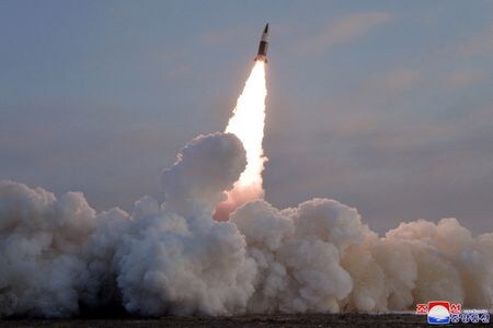 　１月２４日、「極超音速」兵器と称する飛翔体を含め、北朝鮮がミサイル発射実験の頻度を高めている事実は、同国にとって関連する技術者や科学者の重要性が増していることを意味する。写真はＫＣＮＡが１７日に公開した写真（２０２２年　ロイター/KCNA）