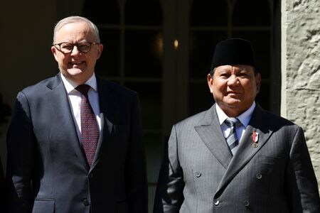 　１１月１２日、オーストラリアとインドネシアは、いずれか一方の国が脅威にさらされた場合、互いに協議することを盛り込んだ新たな安全保障条約に合意した。写真はオーストラリアのアルバニージー首相（左）とインドネシアのプラボウォ大統領（右）。１２日、シドニーで代表撮影（２０２５年　ロイター）