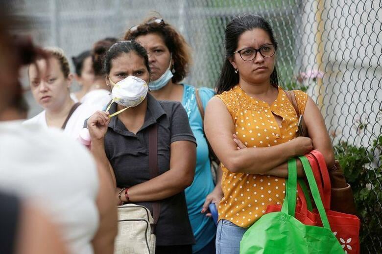 世界保健機関(WHO)の米州事務局である汎米保健機構(PAHO)のエティエンヌ事務局長は9日、中南米の一部で新型コロナウイルス感染者が「飛躍的」に増加しているとして注意を促した。コスタリカ・サンホセで無料配給に並ぶ市民ら。4月撮影(2019年　ロイター/JUAN CARLOS ULATE)