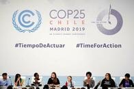 グレタ、COP25会場に先住民の若者らと登場　温暖化被害の実情訴え