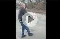 【動画】タバコをくわえ、素手で地雷を撤去するウクライナ人男性