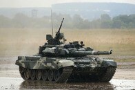 ウクライナがFPVドローンでロシアのT-90戦車を破壊...衝撃の爆破シーン