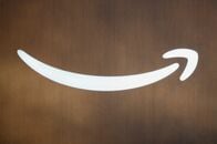 米アマゾン、国内で最低時給20ドルに引き上げ　新たな福利厚生も