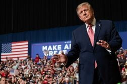 トランプ氏「民主党勝てば米も炎上」、中間選挙集会で仏騒乱引き合い