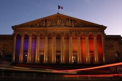 仏政府、26年成長予想を0.9％に下方修正　インフレ率1.9％に上げ