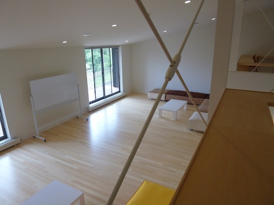 12〜14人の共用スペースである寮のリビングルーム。日中は少人数授業の「教室」として使われることも。