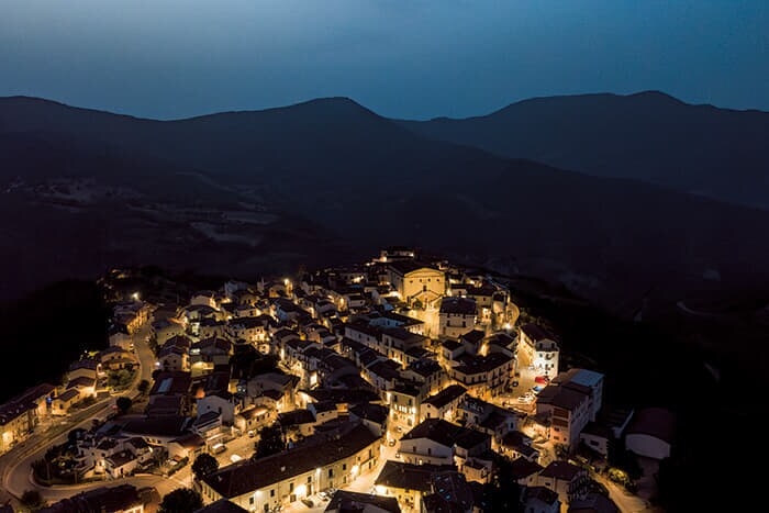 南部バジリカータ州の山間部に位置するアクセチュラ村の夜景。イタリアでは地理的、社会的に孤立した僻地が多く、交通や医療、教育の欠如が問題となっている