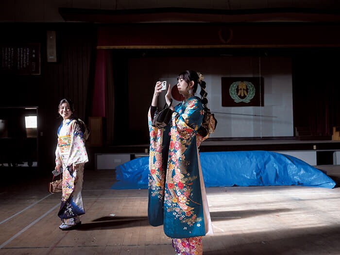 「はたちを祝う会」の後に母校の小学校を訪れた出席者(双葉町、24年)。小中学校はいわき市に移転したが、28年に町内で再開予定