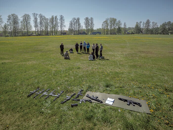 ビラカの公園で行われていた国防の授業。ラトビアの高校では国防が必修科目になっている