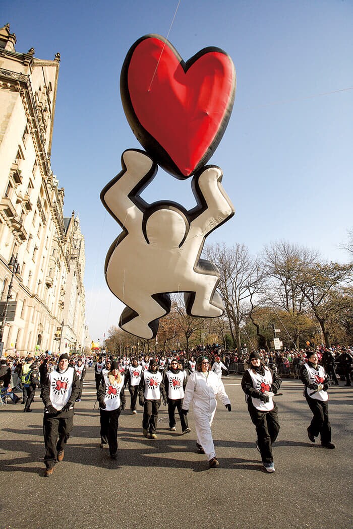 2008年　ブルースカイギャラリー第3弾はキース・ヘリングの作品。1990年に31歳で亡くなった彼の家族が持ち手を務めた　Courtesy of Macy's, Inc.