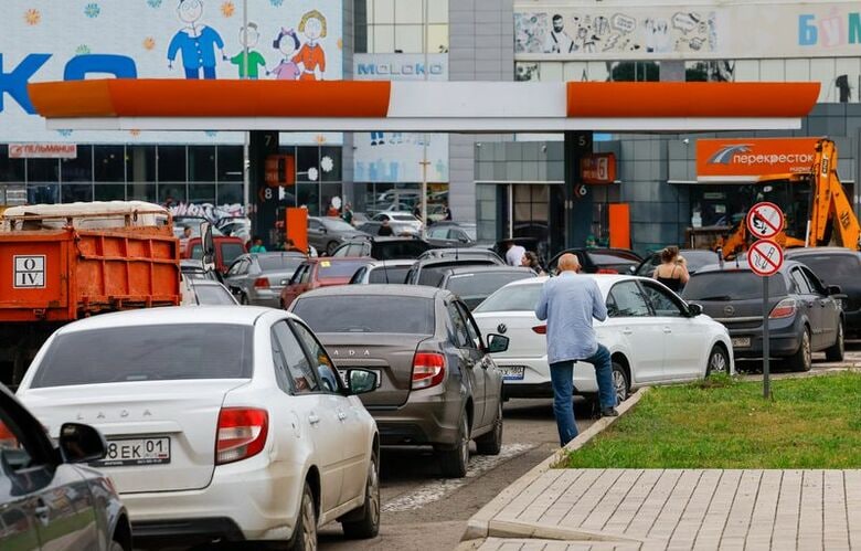 6月11日、ロシア支配下の都市ドネツクで、ガソリンスタンドで給油を待つ車。REUTERS/Alexander Ermochenko
