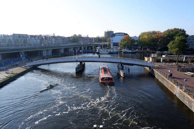 斜めに走る線がバブルカーテン。ごみは自然に川の片側へ流れる　Bubble Barrier Amsterdam ©The Great Bubble Barrier