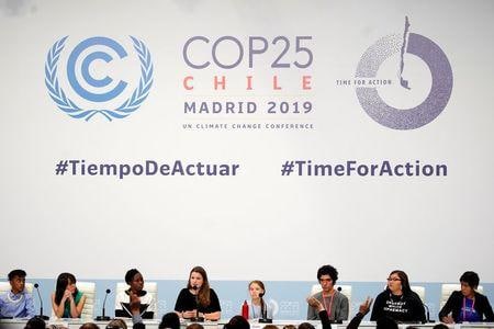 　１２月９日、スウェーデンの環境活動家グレタ・トゥンベリさん（中央）は、ＣＯＰ２５の会場に世界各地の先住民の若者らとともに登場した（２０１９年　ロイター／Juan Medina）